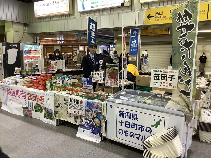 ファンの多い十日町のマルシェの様子