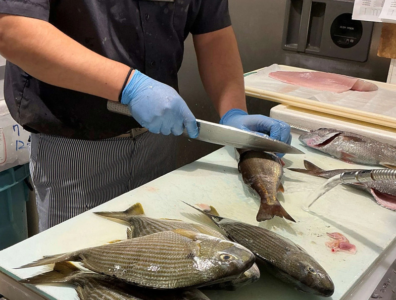 サカナバッカ東京店にて魚をさばく様子