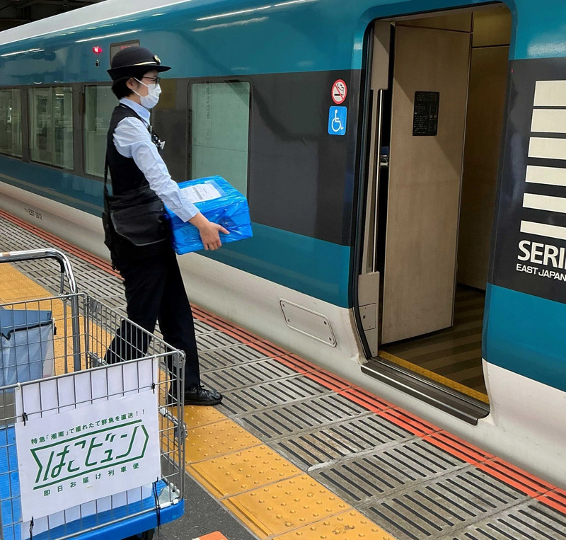 小田原駅で積み込む様子