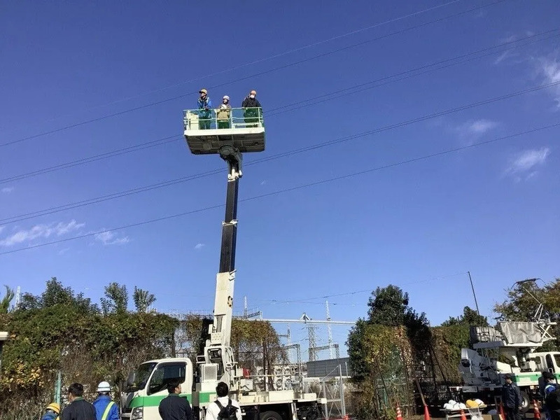 高所で作業を行うための車両