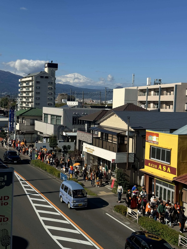 国府津のみかんまつりのみかん仮装パレードの様子(2024年)