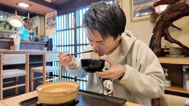 「田舎うどん」を実食する武正さん