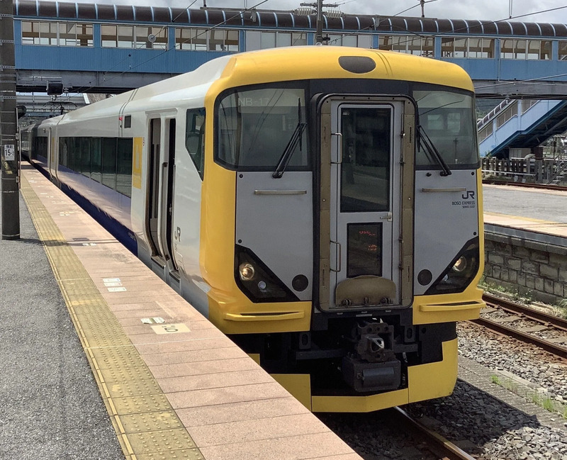 停車中の特急わかしお