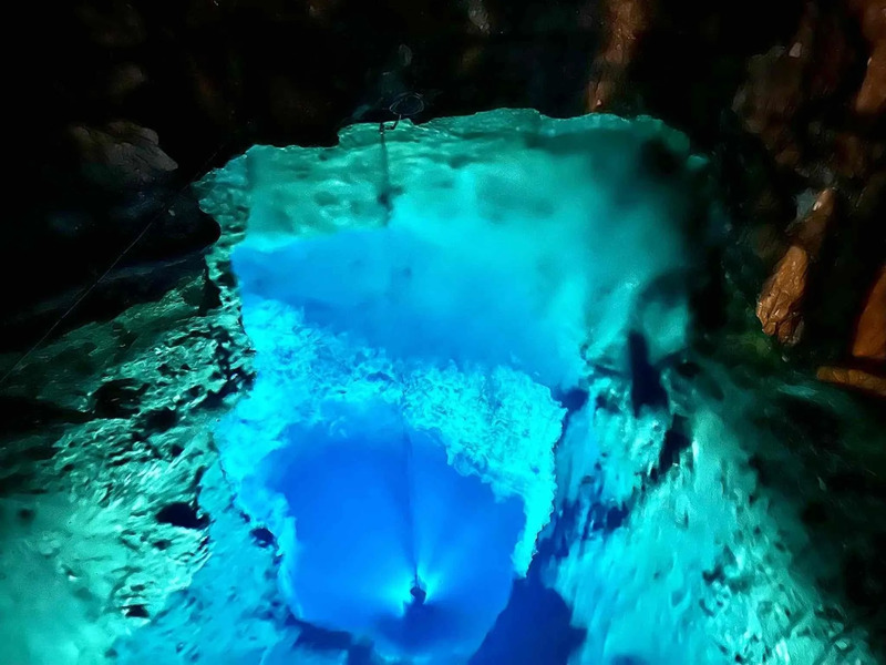 龍泉洞（地底湖）