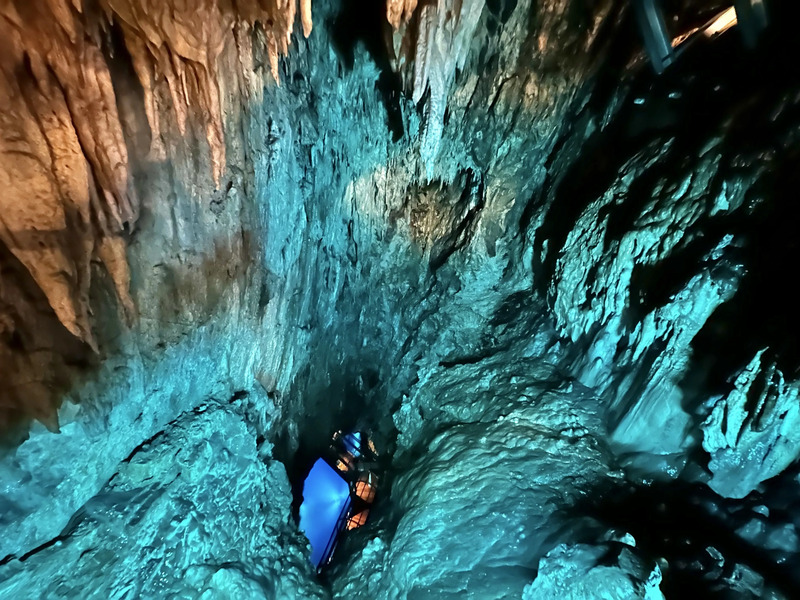 龍泉洞（上から見た地底湖）