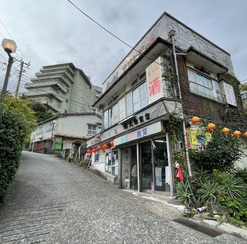 熱川温泉街のレトロな商店