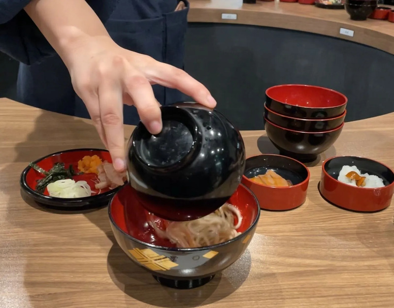 わんこそば盛る様子