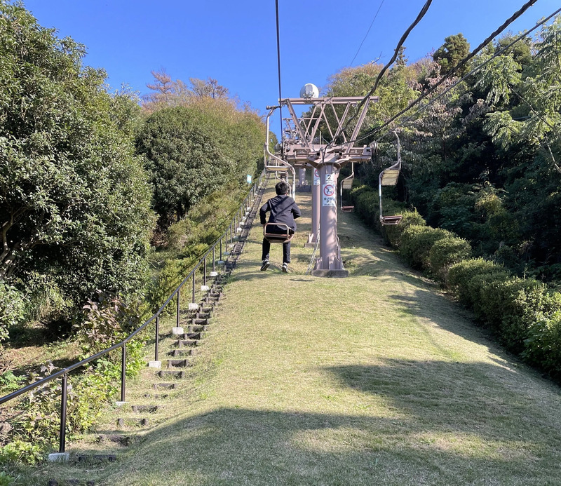 シングルリフトで山頂へ
