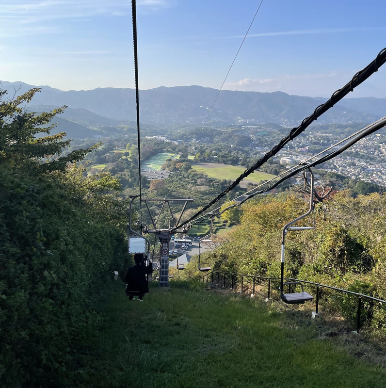 シングルリフトで山麓へ