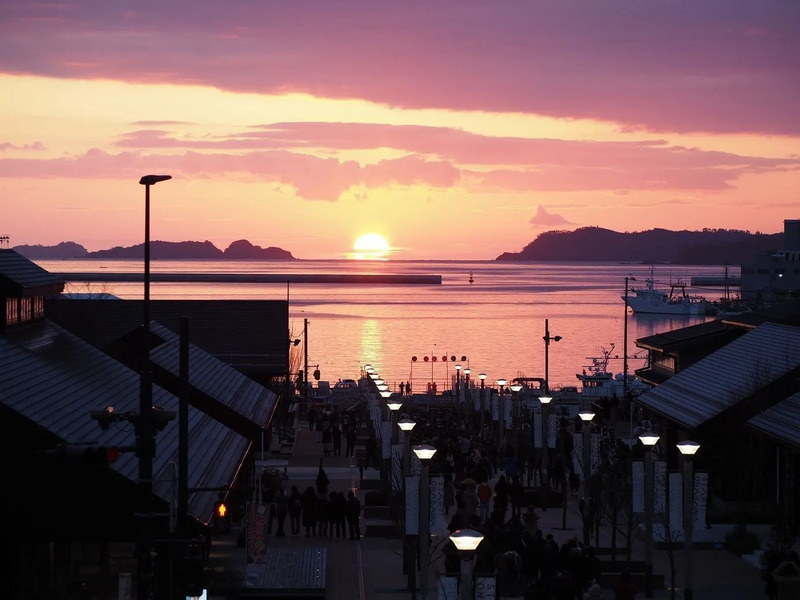 レンガ道から望む初日の出