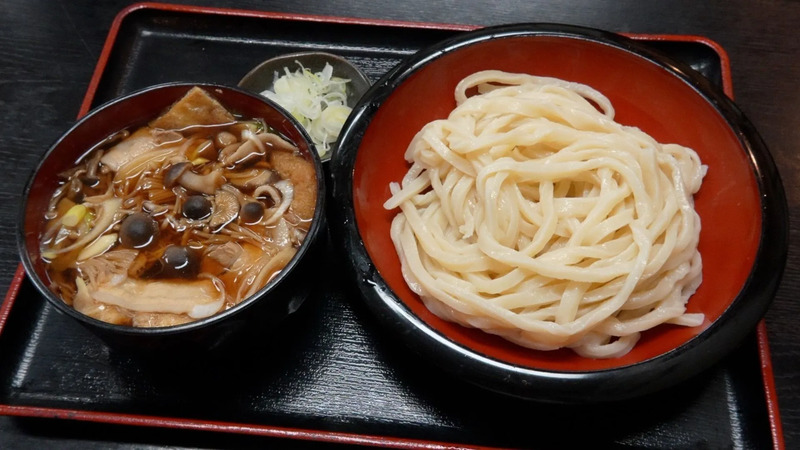 たっぷりのきのこのほか、豚肉、長ネギ、油揚げがどっさり！