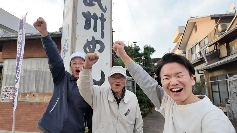 松本さん親子とうっどーん！（社長の松本真一さんと息子の真之介さん）