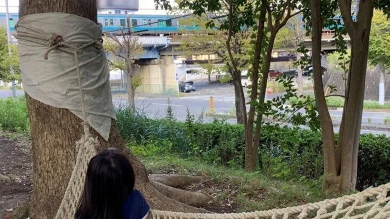 ハンモックから見た根岸線の電車