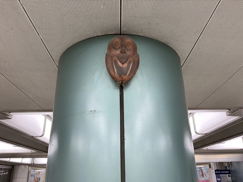 池袋駅のアゼリアロードふくろう像