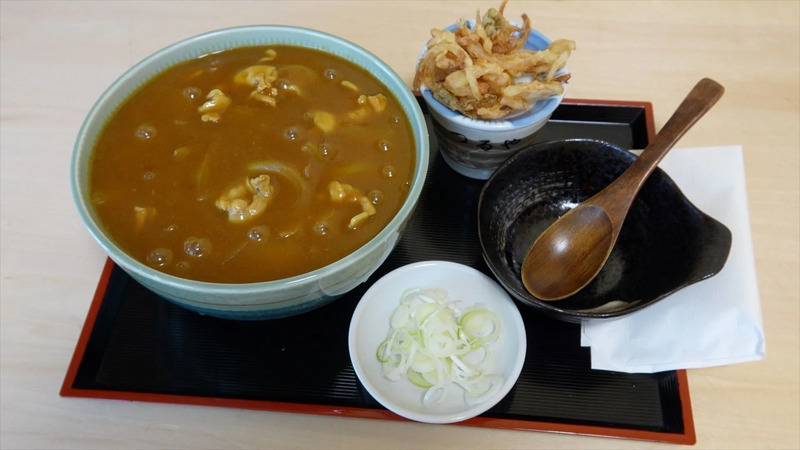 『つるや』で提供される「ひもかわカレーうどん」