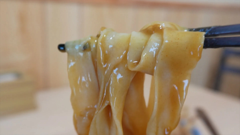 『つるや』の看板メニュー「カレーうどん」を冬季限定の「ひもかわ麺」でいただきます！