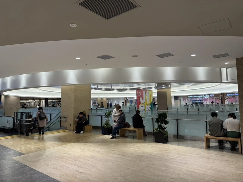 JR千葉駅4階(改札内)ベンチ