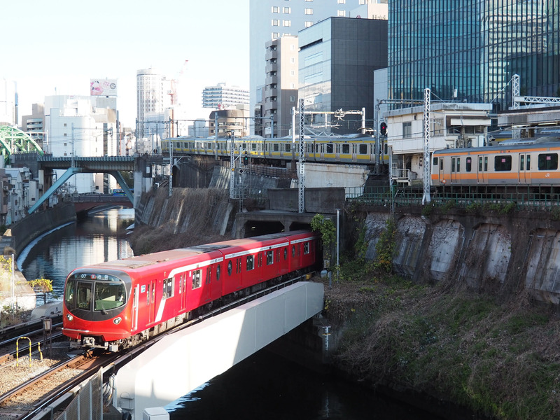 タイミングが合えば、御茶ノ水駅近くの聖橋から3つの電車が交差するところが見られる（2024年撮影）
