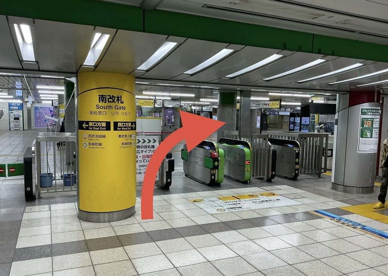 南改札を出たら右に曲がります。