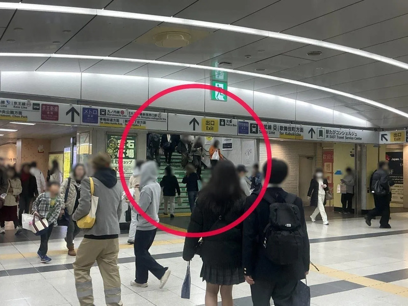 東改札付近の階段