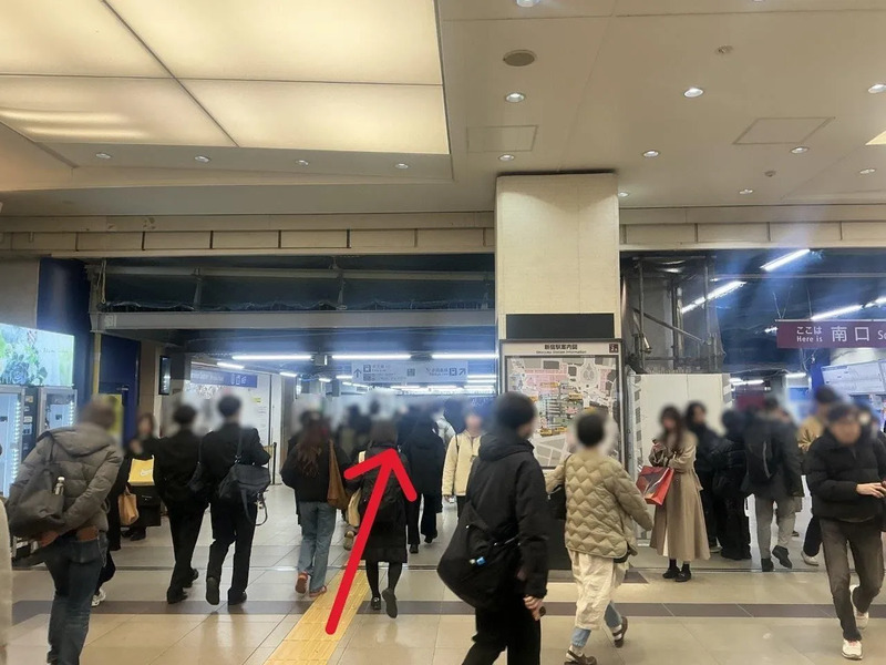 南改札を出て進んでいく通路