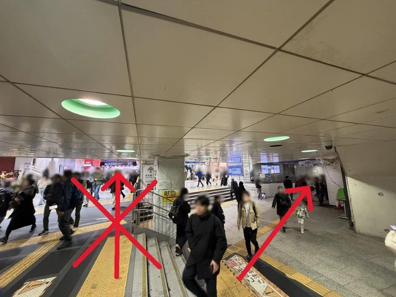 京王線改札口前