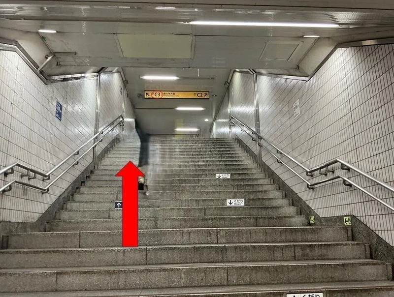 C3出口までの階段