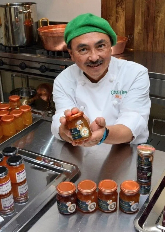 マーマレードを持っている清家さん