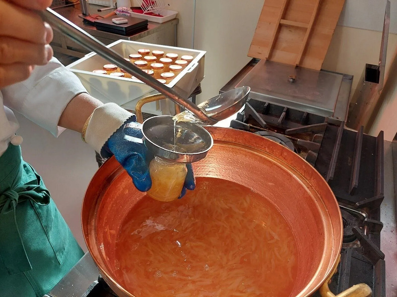 マーマレードを詰めているところ