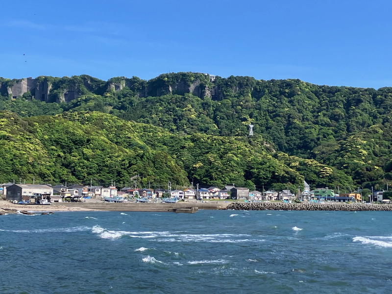 金谷の町から見た鋸山