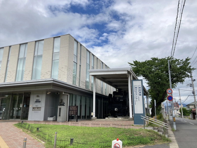 一関図書館隣で保存されているSL