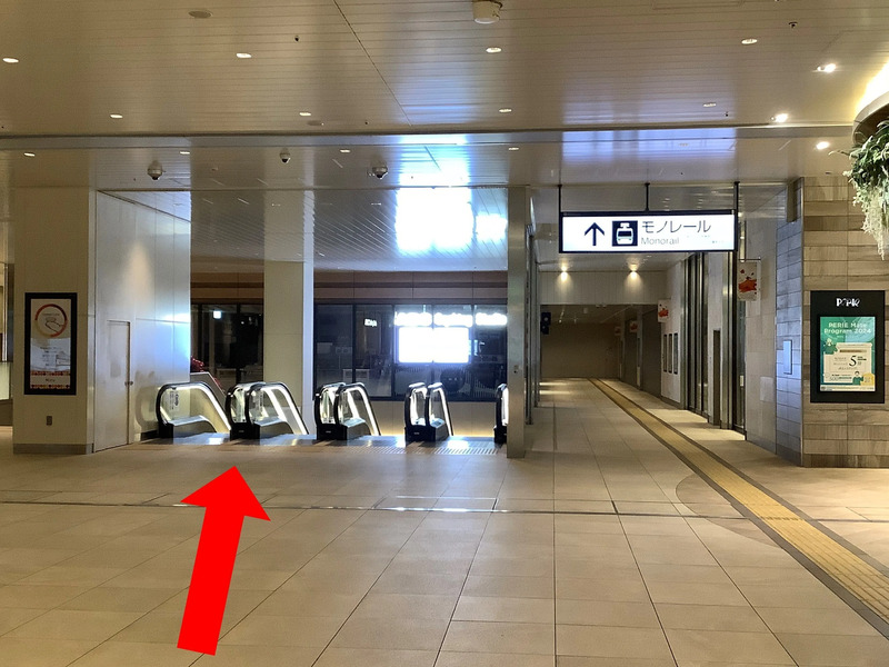 東口エスカレーター