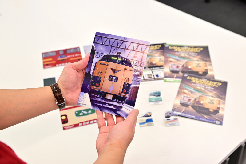 青森駅達成でもらえる、583系を描いたイラストプレート。右奥には青函連絡船。ホームには列車から降りたばかりの乗客の姿も。