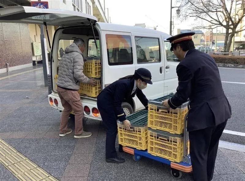小金井駅ロータリーにて荷物受け取りの様子