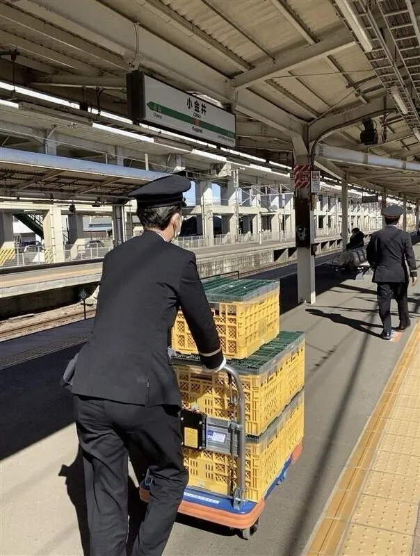 ホームへ移動する様子