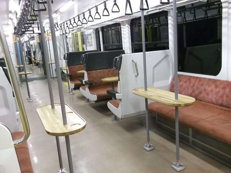 テーブル付き車両