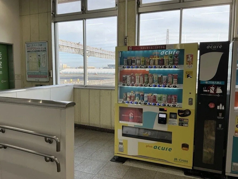 JR幕張本郷駅 改札内コンコースの窓