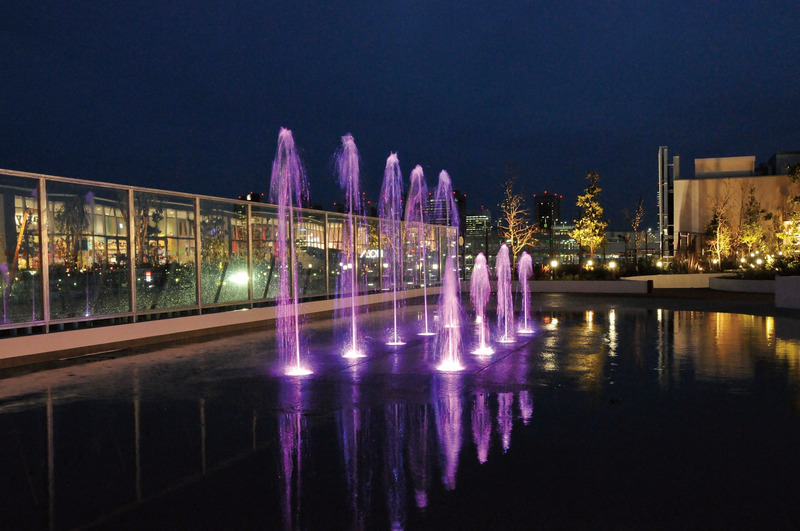 夜の噴水