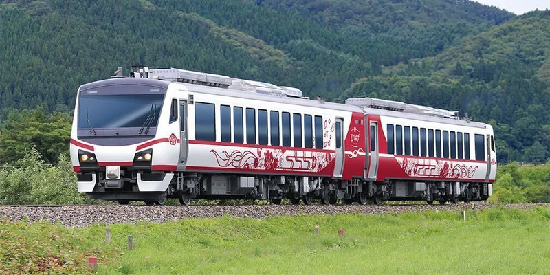 観光列車「ひなび（陽旅）」