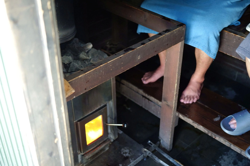 みなかみ町内産の薪で温めるストーブ