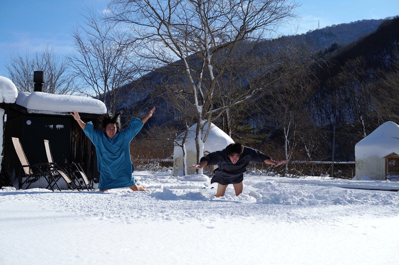 ふかふかの雪へダイブする「雪浴」