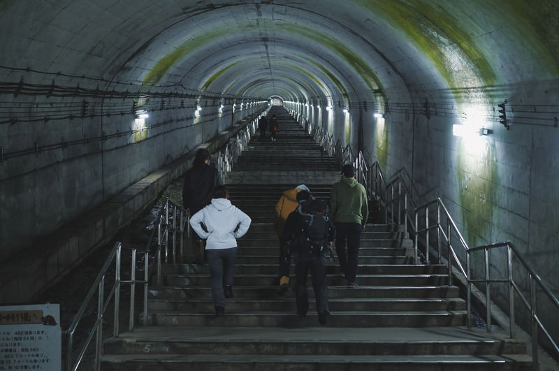 土合駅 下りホームの486段の階段