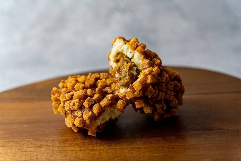 販売予定商品の一例：【ザックザクカレーパン】 提供：小麦の奴隷