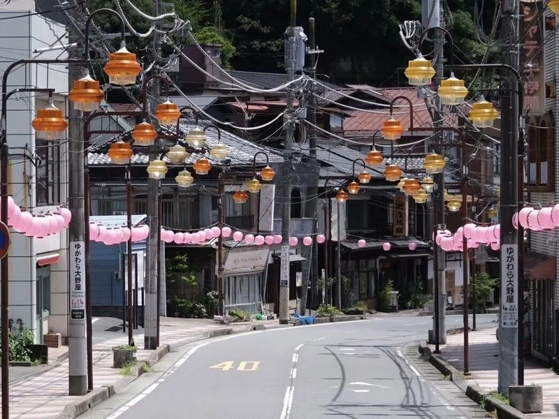 今回の日帰り温泉のスタンプラリーの舞台である湯河原温泉の街並み