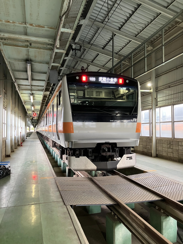 武蔵小金井駅100周年を記念した列車番号と行先表示