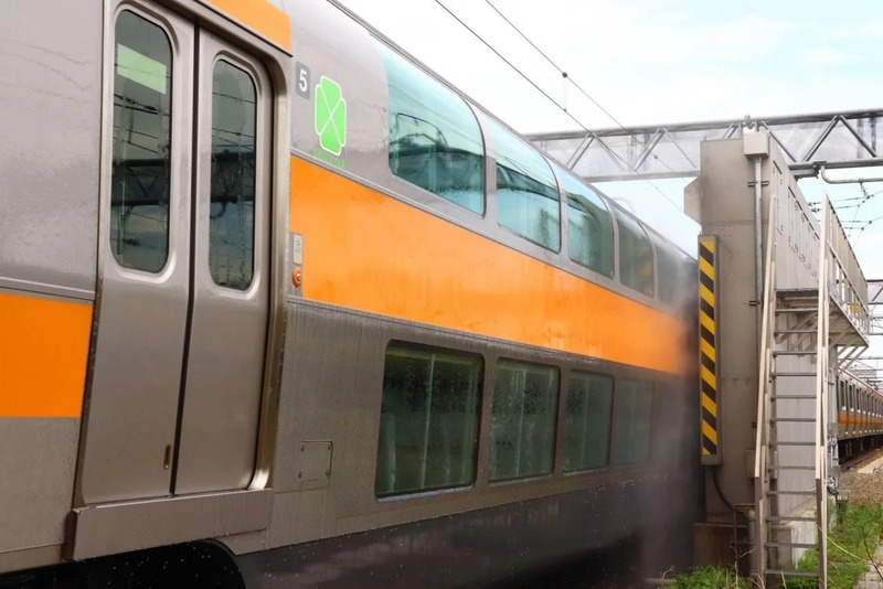 洗浄機通過中のグリーン車