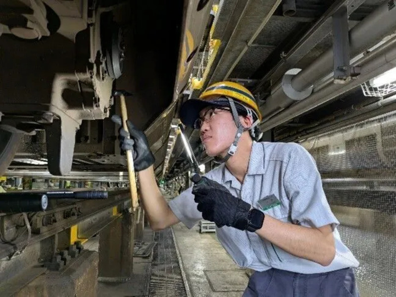 ふるさと納税返礼品 「つばさの秘密基地へ！親子で楽しむ山形新幹線車両センター体験ツアー」