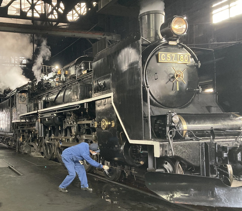 SL出区点検実演を行う機関士