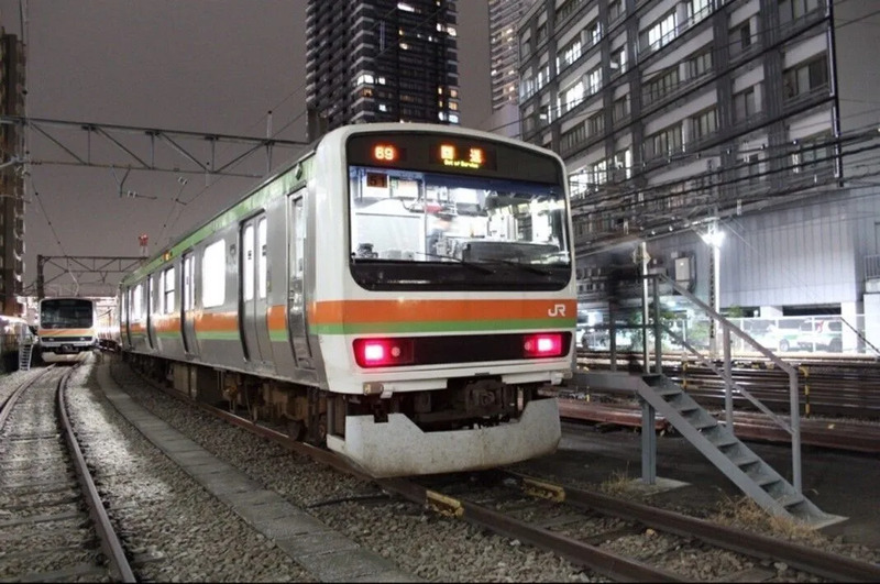 八王子駅構内夜間の209系
