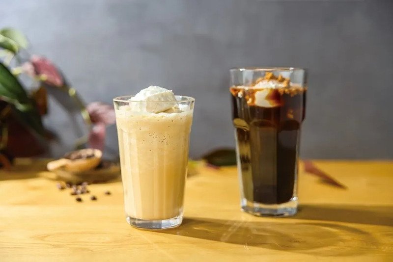 チーズケーキ風シェイクとアイスティラミスコーヒー